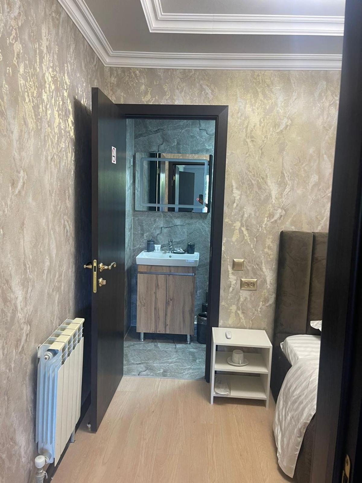 Hotel Lion Almati Kültér fotó