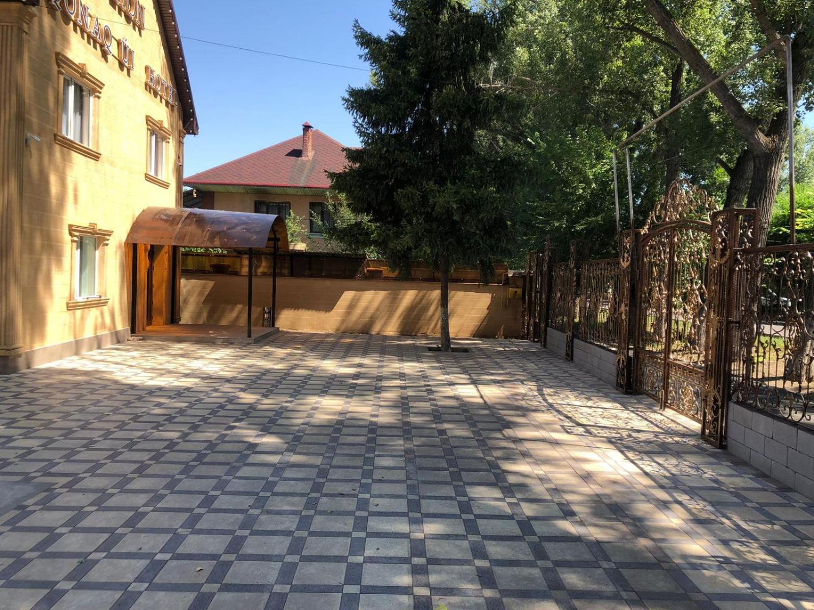 Hotel Lion Almati Kültér fotó