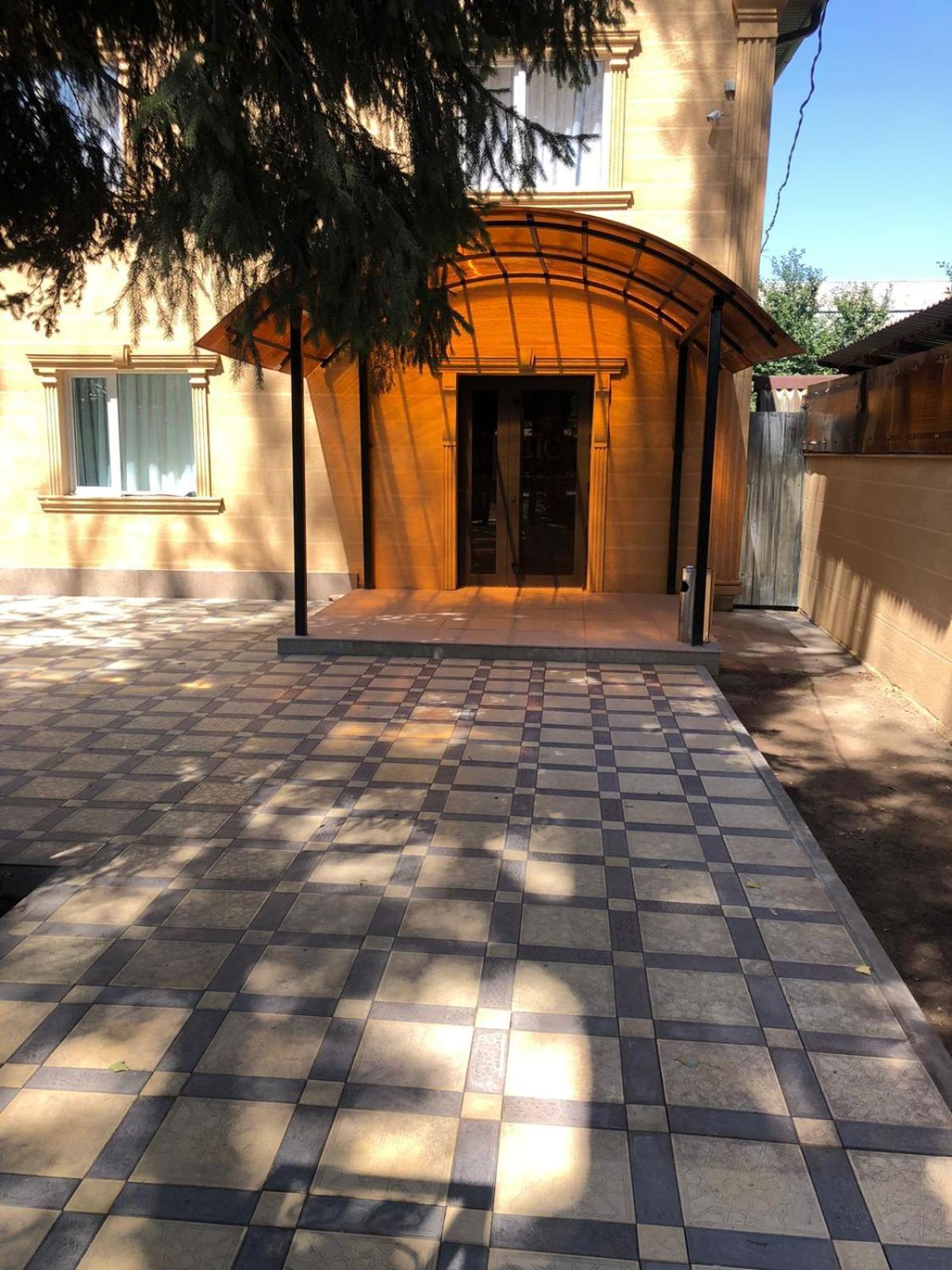 Hotel Lion Almati Kültér fotó