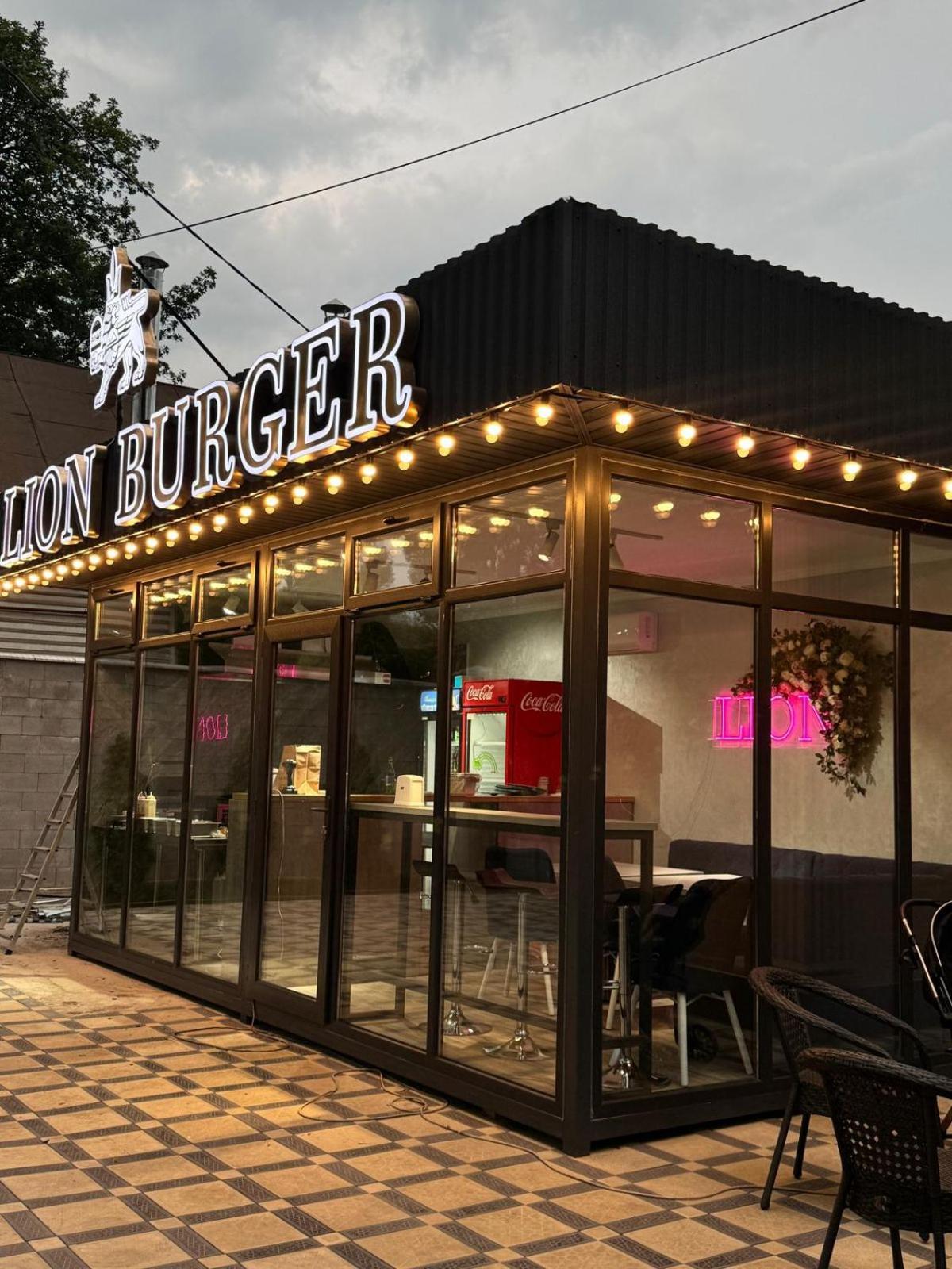 Hotel Lion Almati Kültér fotó